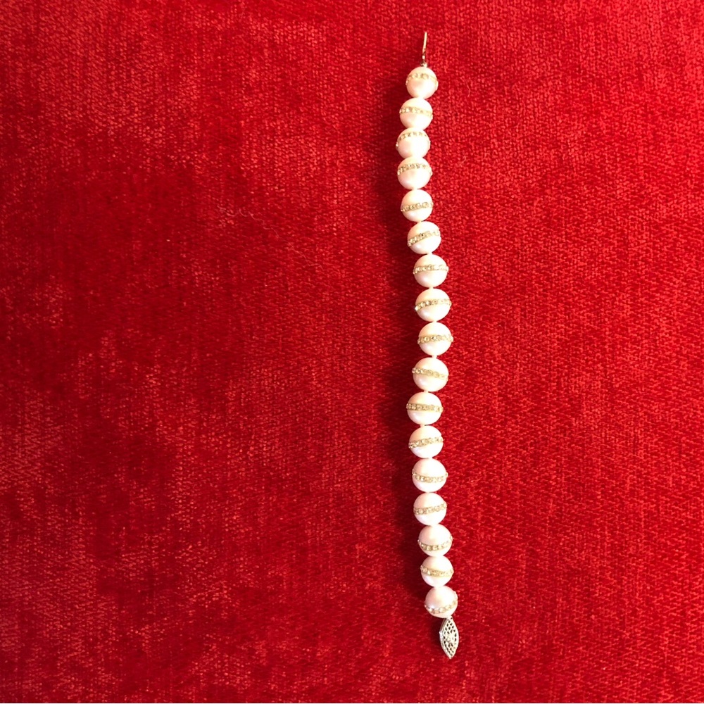 Elegant Pearl and Crystal Bracelet - Picture 5 of 10